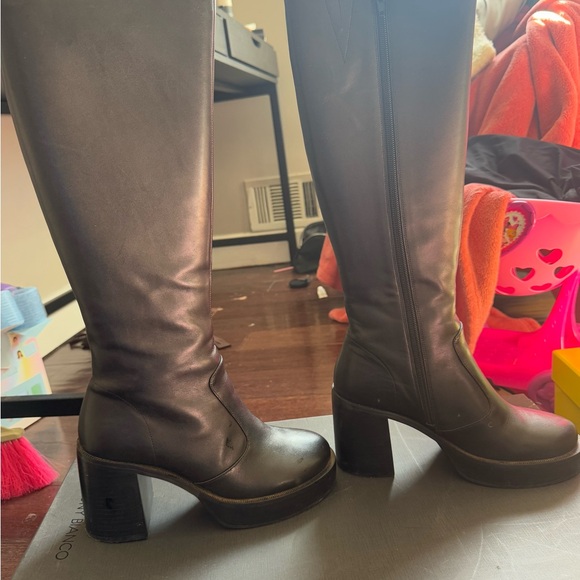 Women's Black Knee-High Boots - Picture 2 of 3